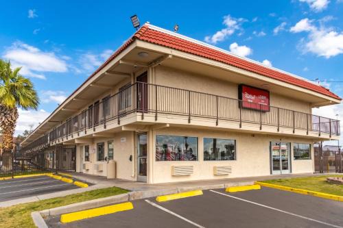 Alhambra Hotel | Pet-Friendly Retreat at Red Roof Inn Phoenix - Midtown