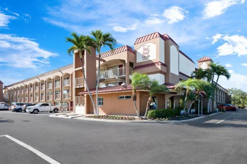 East Naples Hotel | Discover the Red Roof Inn PLUS+ & Suites Naples Downtown