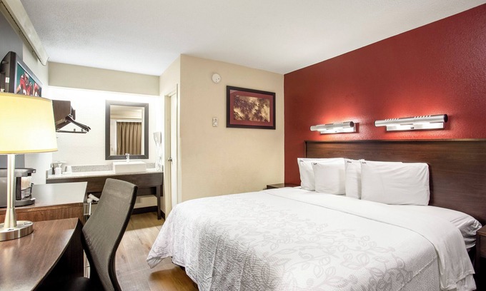 Lakeview Hotel | Convenient Stay at Red Roof Inn PLUS+ in Manassas DC