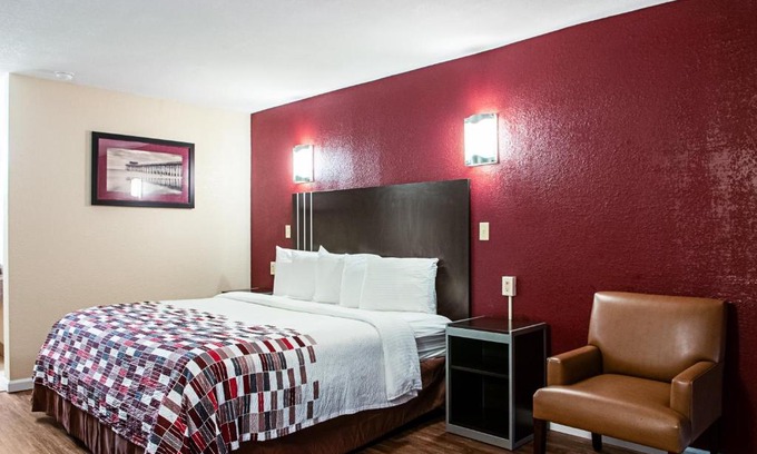 Slidell Hotel | Pet-Friendly Retreat at Red Roof Inn Slidell - 8/10 Rating