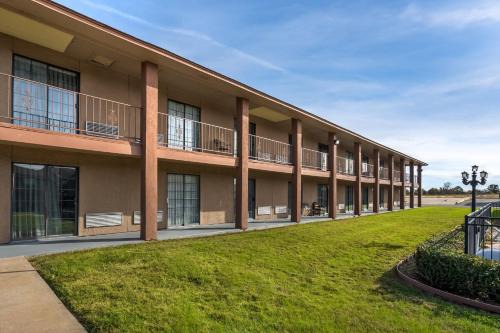 Sulphur Springs Hotel | Pet-Friendly Retreat at Red Roof Inn & Suites Sulphur Springs