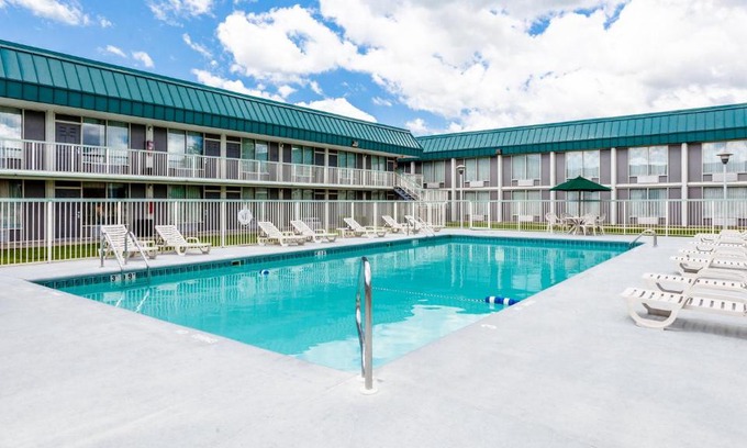 DeKalb Hotel | Pet-Friendly Red Roof Inn & Suites DeKalb with Pool Access
