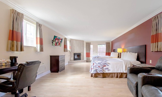 North Fremont Street Hotel | Convenient Red Roof Inn & Suites Monterey with Spa and Dining