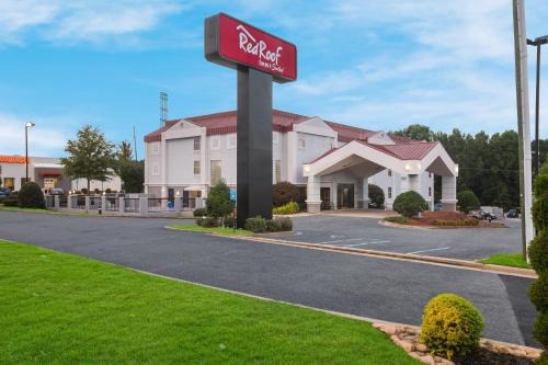 Newnan Hotel | Budget-Friendly Red Roof Inn & Suites with Pool & Pet Access