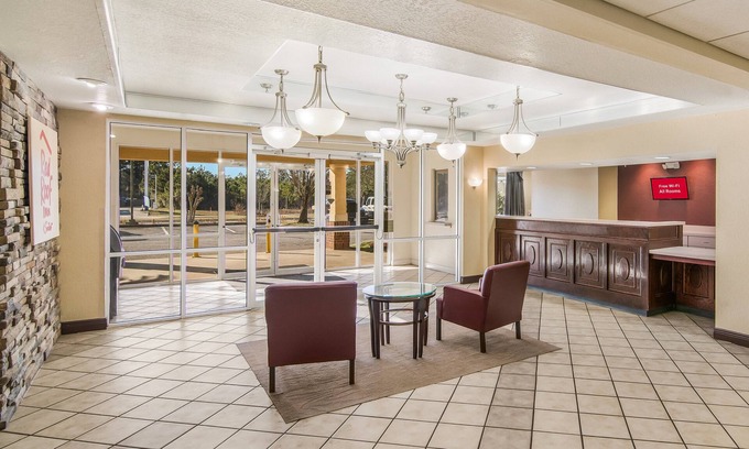 Florida Panhandle Hotel | Inviting Red Roof Inn & Suites Pensacola East - Milton Stay