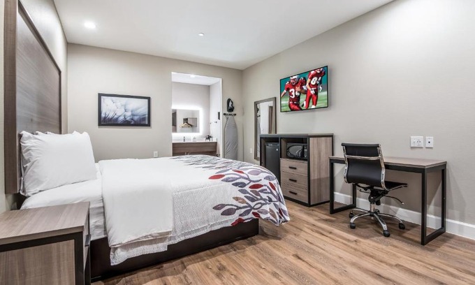 Tillmans Corner Hotel | Convenient Red Roof Inn & Suites Mobile SW with Ocean View