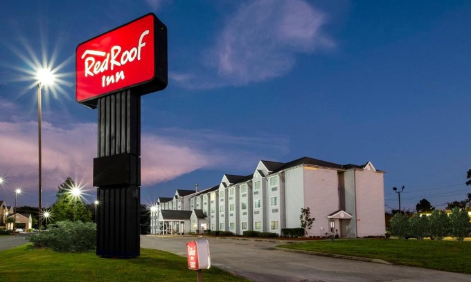Sulphur Hotel | Pet-Friendly Red Roof Inn Sulphur - Rated 8.5/10 by Guests