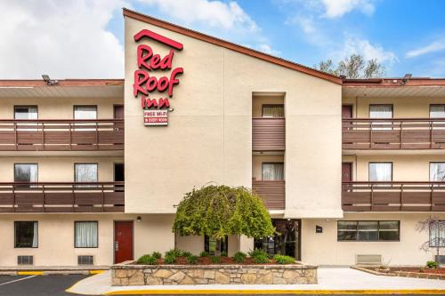 Tinton Falls Hotel | Pet-Friendly Retreat at Red Roof Inn Tinton Falls