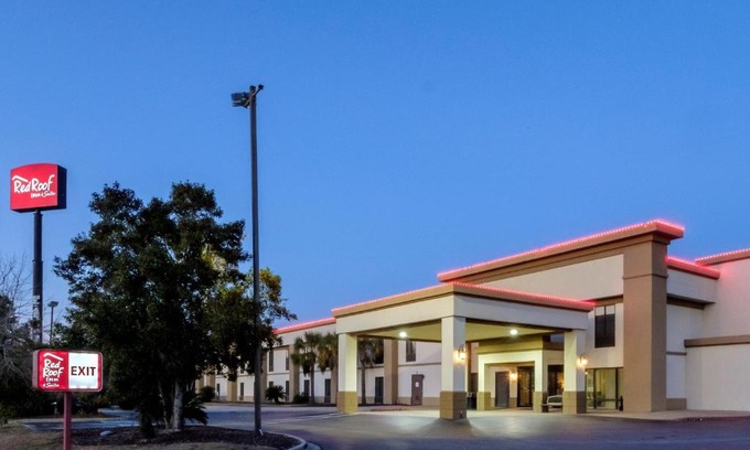 Yemassee Hotel | Relax at Red Roof Inn Yemassee: Pet-Friendly Oceanfront Retreat