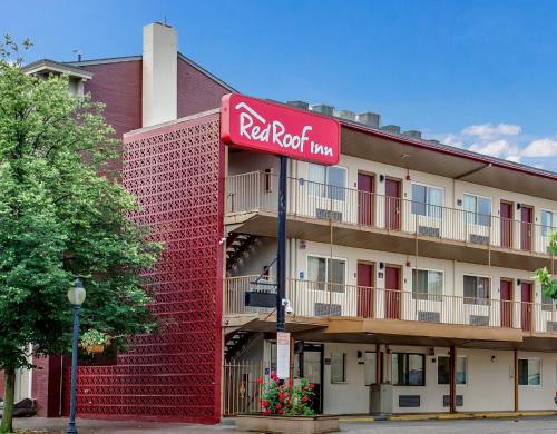 York Hotel | Pet-Friendly Retreat at Red Roof Inn York Downtown