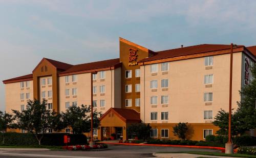 East Garden City Hotel | Pet-Friendly Retreat at Red Roof PLUS Long Island - Garden City