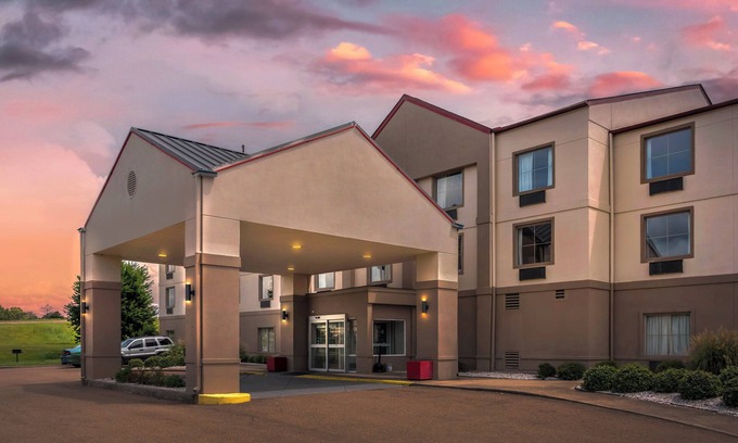 Vicksburg Hotel | Discover Red Roof Inn & Suites Vicksburg with Family Amenities