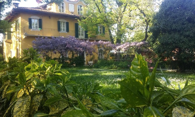 Piossasco Bed & Breakfast | Guest Rated 10/10: Red Room at Villa Mirano B&B in Piossasco