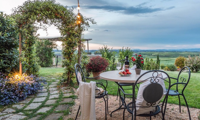 Monteroni d'Arbia Apartment | Elegant "Red Rose" Apartment with Pool View in Siena