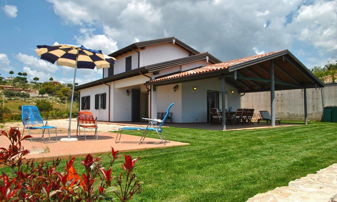 Itri House | Inviting RED ROSES Flat with Pool and Spa Amenities