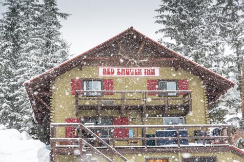 Rossland Hotel | Welcoming Red Shutter Inn: Rated 8.8 with Hot Tub Bliss