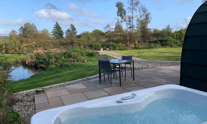 Oban House | Relaxing Red Squirrel Pod with Hot Tub - Rated 9.9/10