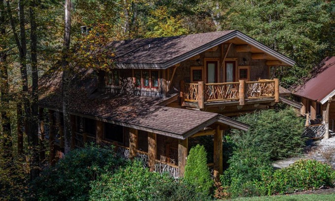 Banner Elk House | Discover Comfort at Red Stag Lodge: Pet & Child Friendly