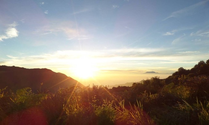 Ngadisari Bed & Breakfast | Cozy Red Twin Bedroom Near Bromo Volcano with Kitchen