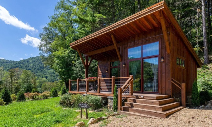Banner Elk Cabin | Red Wolf Chalet: Pet-Friendly Tiny Home with Fire Pit