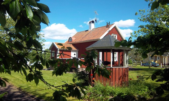 Klavrestrom Hotel | Cozy Red House by Lake with Pool and Golf Course Access