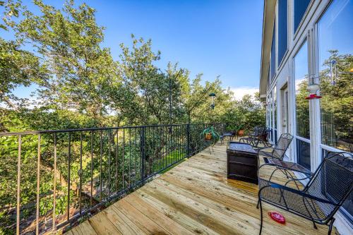 Oatmeal Cabin | Relax at Redbird Retreat on Lake Travis - Family-Friendly Stay