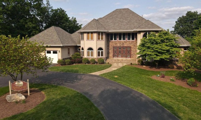 The Woods House | Redbud Keep - Guest Rated 10/10 with Pool and Family Amenities