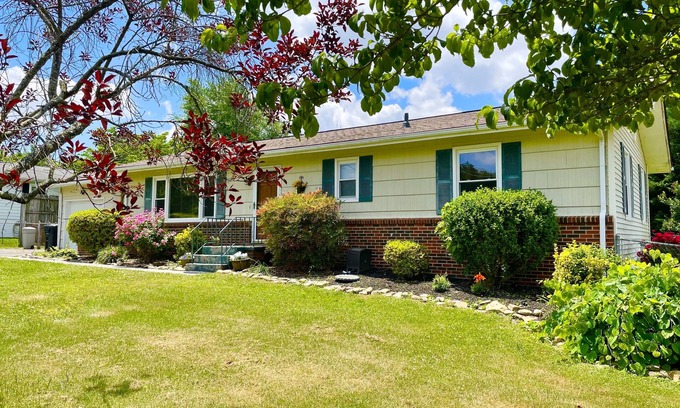 Knoxville House | Pet-Friendly Redbud Retreat with Fenced Yard & Great Location