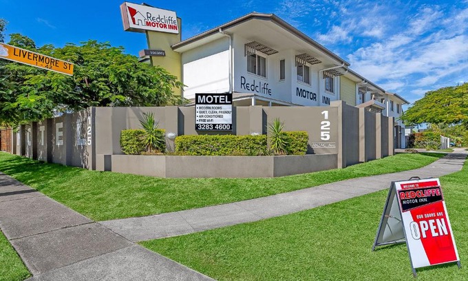 Redcliffe Hotel | Family-Friendly Stay at Redcliffe Motor Inn with Hot Tub