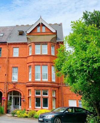 Cork House | Cozy Redclyffe Guesthouse: Breakfast Included, Rated 8.4/10