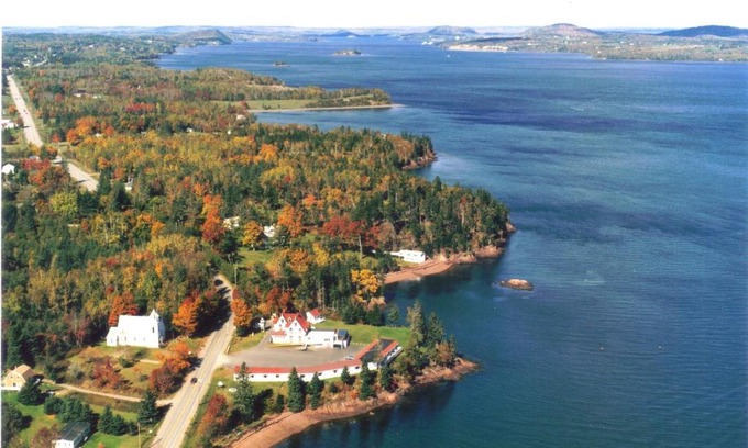 Robbinston Hotel | Oceanfront Redclyffe Shore Motor Inn with Scenic Views