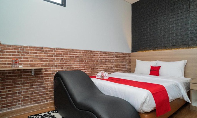 Bogor Hotel | Budget-Friendly Family Stay at RedDoorz Golden Averis Bogor