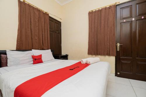 Suko Manunggal Hotel | Budget-Friendly Stay at RedDoorz Graha 99 Simomulyo