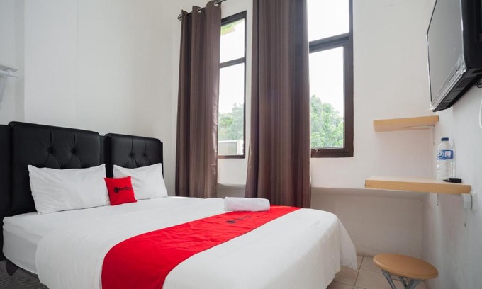 Palembang Hotel | Budget-Friendly RedDoorz at Jalan Bangau with Breakfast