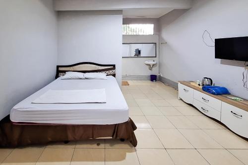 Tenjolaya Hotel | Cozy RedDoorz at Kampung Istal Bogor for Families and Pets
