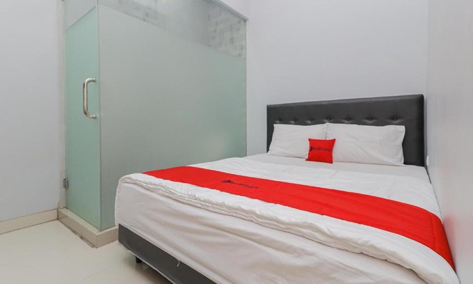 Gubeng Hotel | Budget-Friendly Stay at RedDoorz Ngaggel Jaya Surabaya