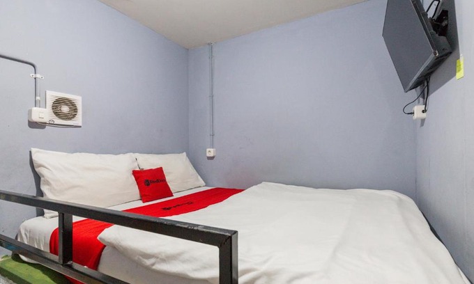 Kemang Hotel | Family-Friendly Getaway at RedDoorz At Stariez Kemang