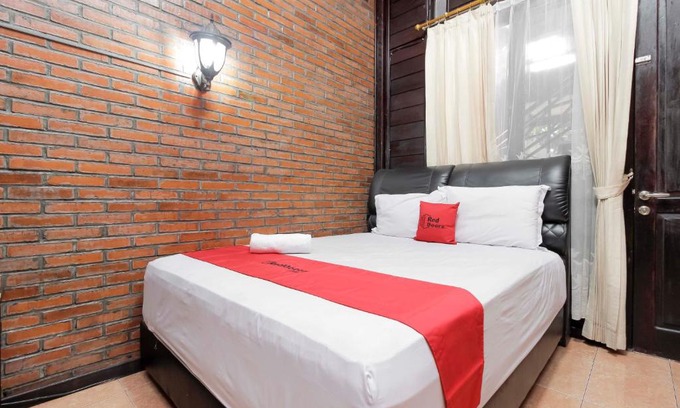 Jakarta House | Family-Friendly Getaway at RedDoorz @ Cilandak Timur