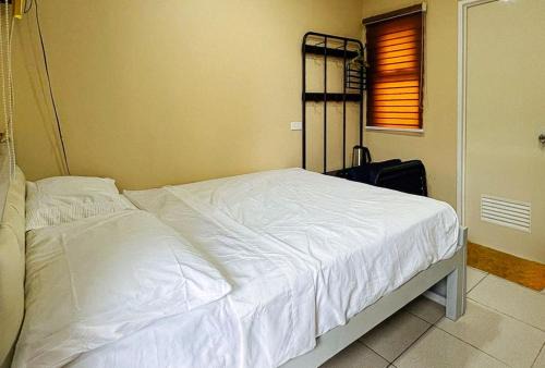East Bajac-Bajac Hotel | Stay at RedDoorz @ CMS Apartelle, Perfect for Families