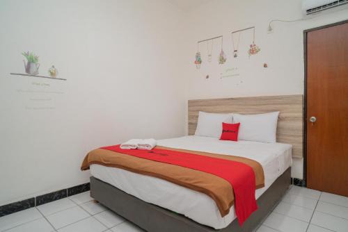 Chinatown Hotel | Budget-Friendly RedDoorz @ Glodok - Family Friendly Stay