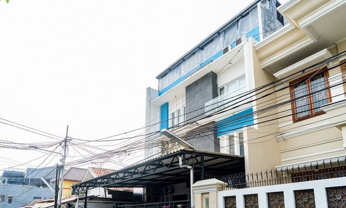 Kebon Kacang House | Budget-Friendly Stay at RedDoorz @ Kebon Kacang