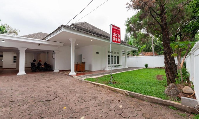 Bangka Hotel | Family-Friendly RedDoorz @ Kemang Dalam for Budget Travelers