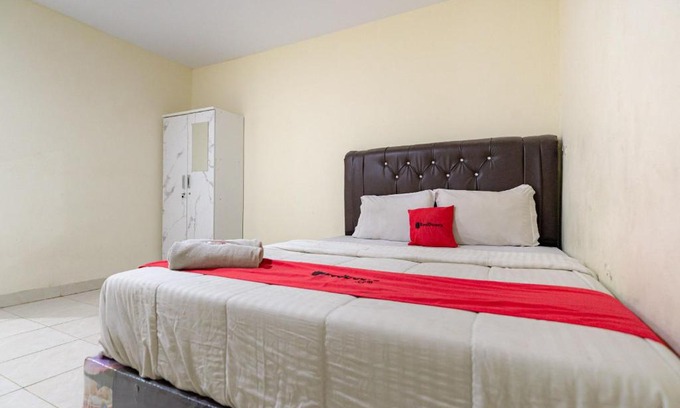 Medan Hotel | Budget-Friendly Stay at RedDoorz @ Medan Johor 2