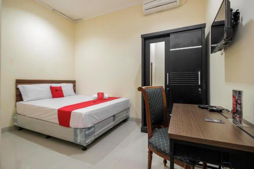 Jakarta House | Comfortable Stay at RedDoorz @ Meruya - Family Friendly