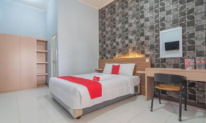Garut House | Family-Friendly Stay at RedDoorz near Alun-Alun Garut