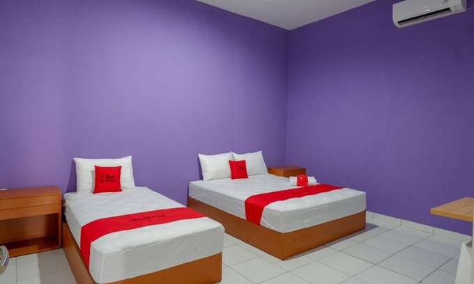 Kaliwungu House | Budget-Friendly Stay at RedDoorz near Alun Alun Kaliwungu