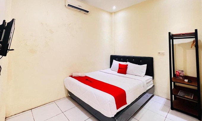 Sidoarjo Hotel | Budget-Friendly RedDoorz near Alun Alun Sidoarjo