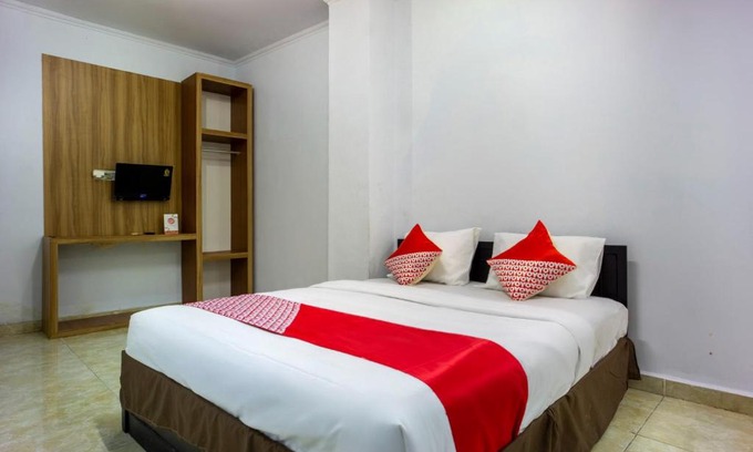 Makassar Hotel | Budget-Friendly RedDoorz with Hot Tub in Makassar