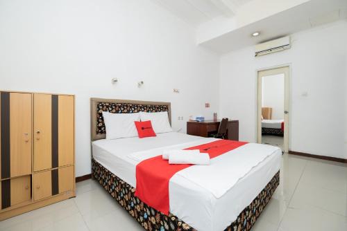 Suko Manunggal House | Budget-Friendly RedDoorz Near Bukit Darmo Golf for Families