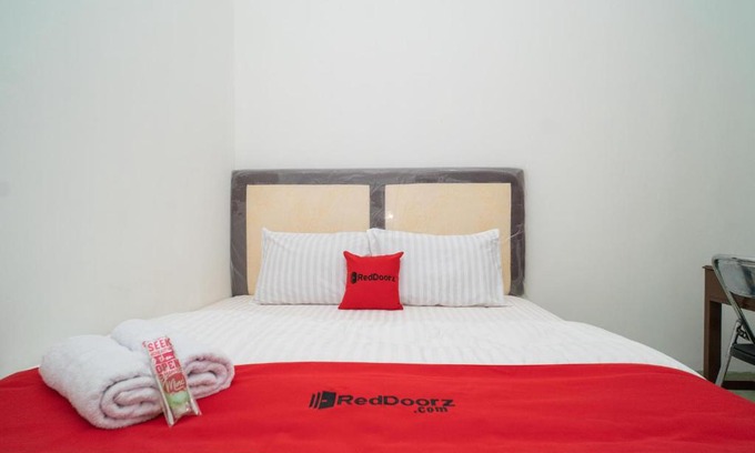 Serang Hotel | Budget-Friendly RedDoorz Near Bundaran Ciceri for Families